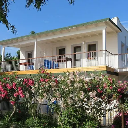 مطعم وبنسيون أرِّيبا *